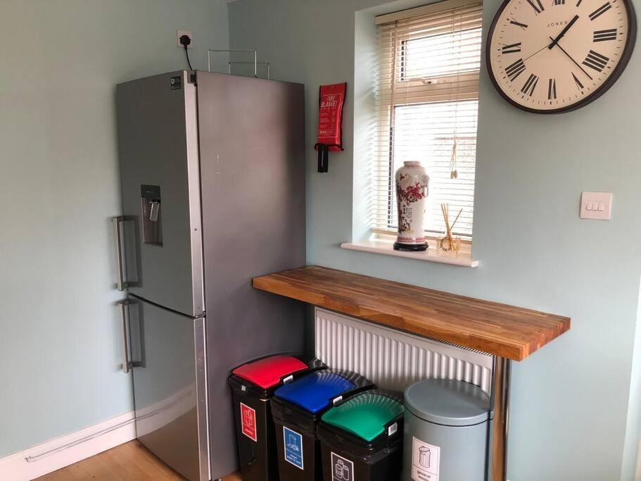 Edinburgh Street Home - Beautiful House With Free Parking And Wifi, Equipped With Comfy Furnitures Swindon Eksteriør bilde