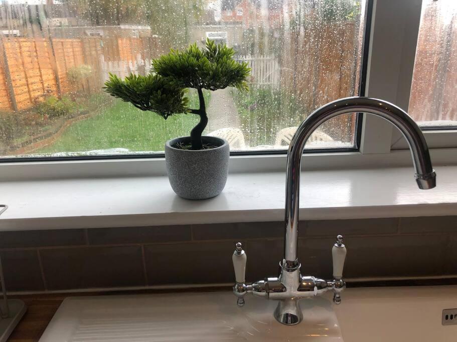 Edinburgh Street Home - Beautiful House With Free Parking And Wifi, Equipped With Comfy Furnitures Swindon Eksteriør bilde