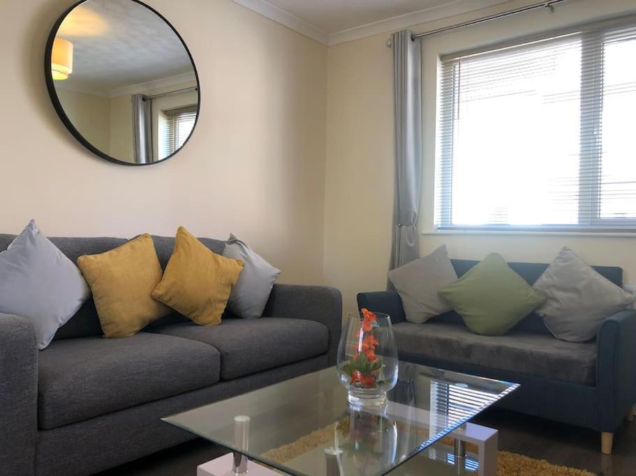 Edinburgh Street Home - Beautiful House With Free Parking And Wifi, Equipped With Comfy Furnitures Swindon Eksteriør bilde