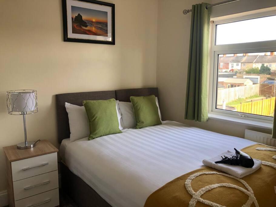 Edinburgh Street Home - Beautiful House With Free Parking And Wifi, Equipped With Comfy Furnitures Swindon Eksteriør bilde