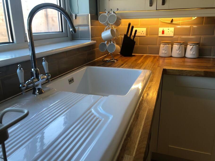 Edinburgh Street Home - Beautiful House With Free Parking And Wifi, Equipped With Comfy Furnitures Swindon Eksteriør bilde