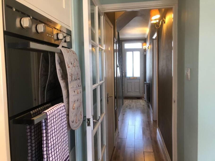 Edinburgh Street Home - Beautiful House With Free Parking And Wifi, Equipped With Comfy Furnitures Swindon Eksteriør bilde