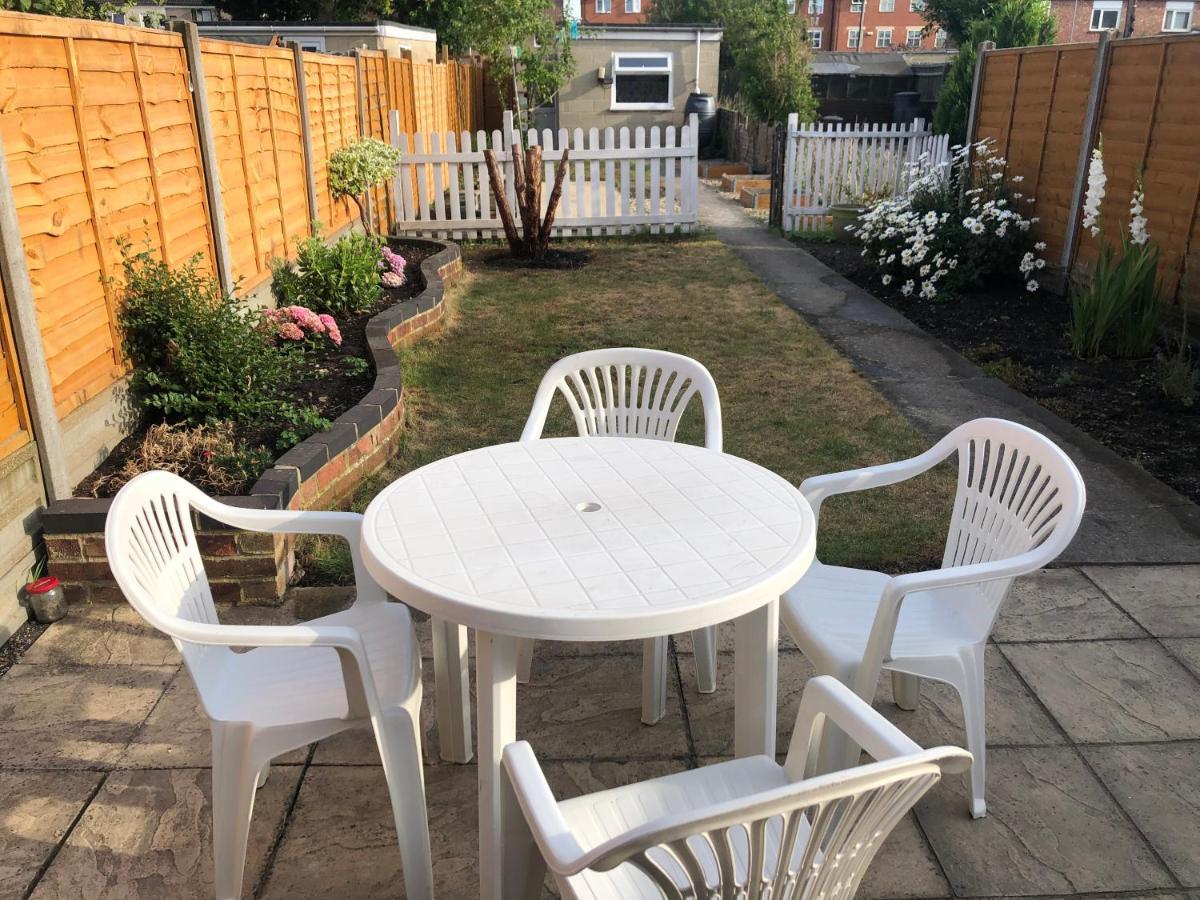 Edinburgh Street Home - Beautiful House With Free Parking And Wifi, Equipped With Comfy Furnitures Swindon Eksteriør bilde
