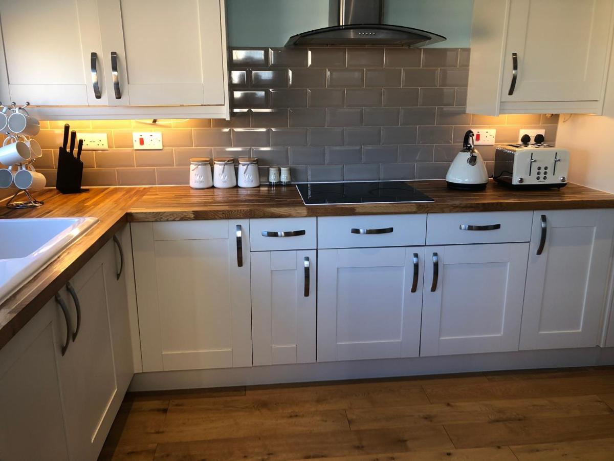Edinburgh Street Home - Beautiful House With Free Parking And Wifi, Equipped With Comfy Furnitures Swindon Eksteriør bilde