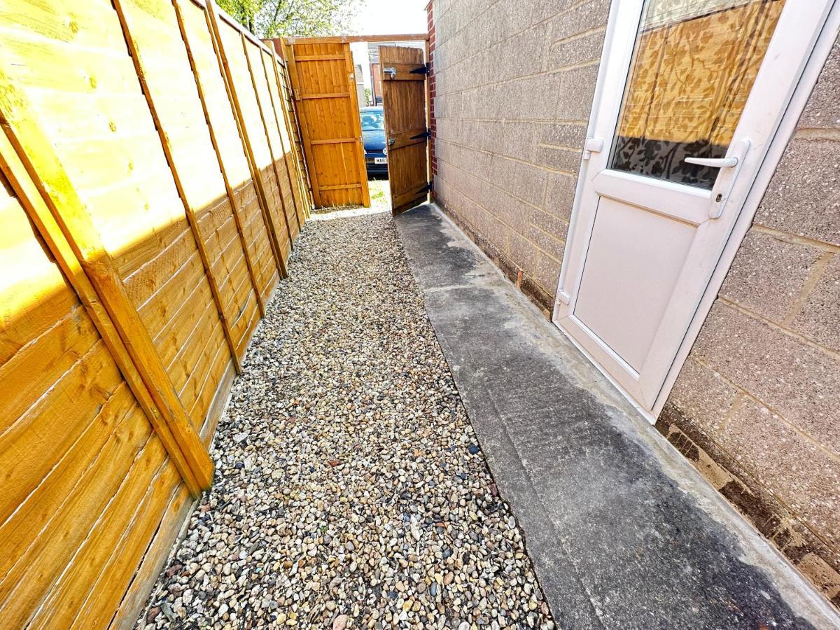 Edinburgh Street Home - Beautiful House With Free Parking And Wifi, Equipped With Comfy Furnitures Swindon Eksteriør bilde